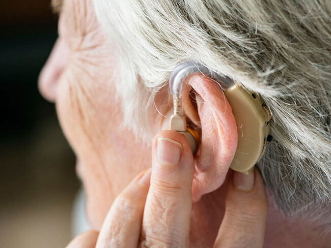 Слуховой аппарат у пожилого человека