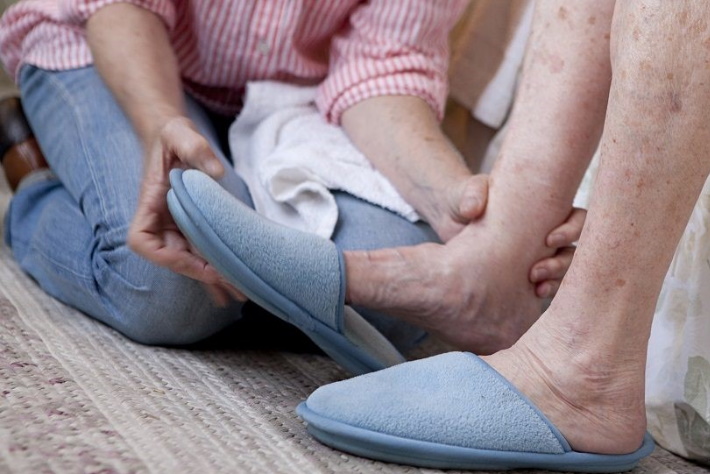 Мерзнут ноги у пожилого: причины и лечение