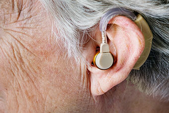 Как выбрать слуховой аппарат пожилому человеку?