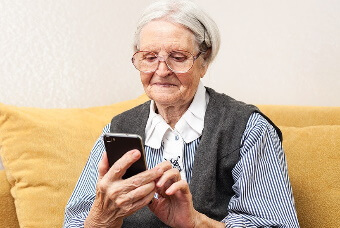 ТОП лучших телефонов для пожилых людей