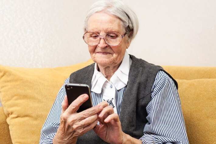 ТОП лучших телефонов для пожилых людей
